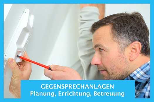 Elektrotechniker montiert eine Gegensprechanlage – ELEKTRO4YOU Wien